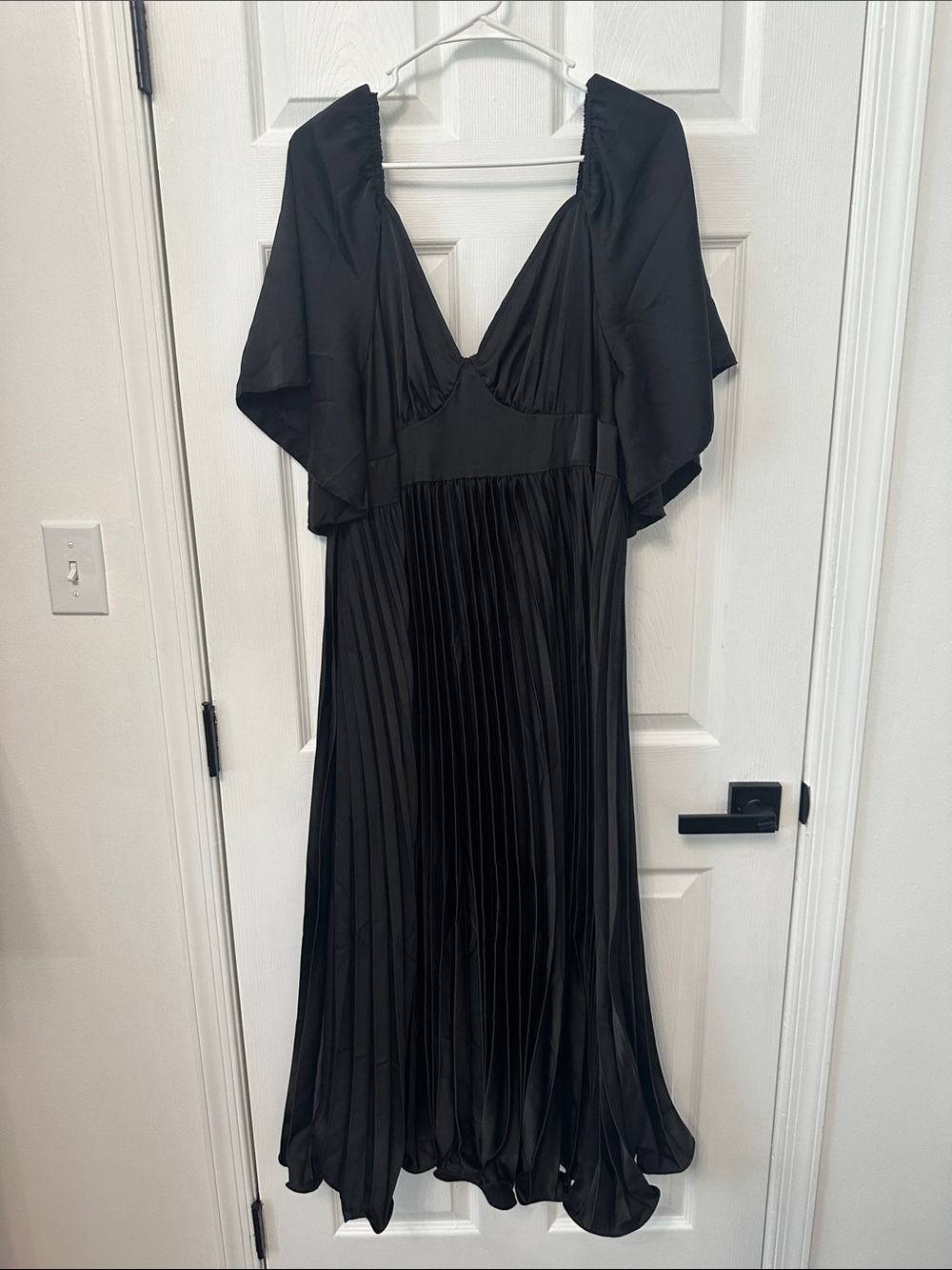 Elegant Flutter-Sleeve Black Pleated Midi Dress-never worn